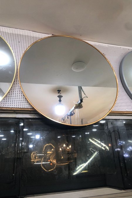 مرآة بيضاوية بإطار ذهبي